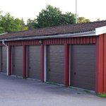 Varje hushåll har ett garage så när vintern kommer så behöver inte bilen frysa.